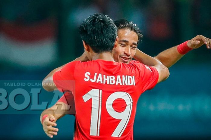  Pemain timnas u-23 Indonesia, Hanif Sjahbandi berpelukan dengan Gavin Kwan Adsit, kala merayakan go