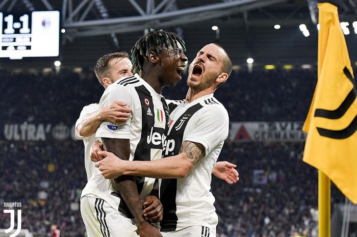 Penyerang Juventus, Moise Kean (tengah), merayakan gol yang dicetak ke gawang AC Milan dalam laga Liga Italia di Stadion Allianz, Sabtu (6/4/2019).