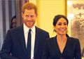 Momen Manis Pangeran Harry Kala Rapikan Rambut Meghan Markle yang Tertiup Angin