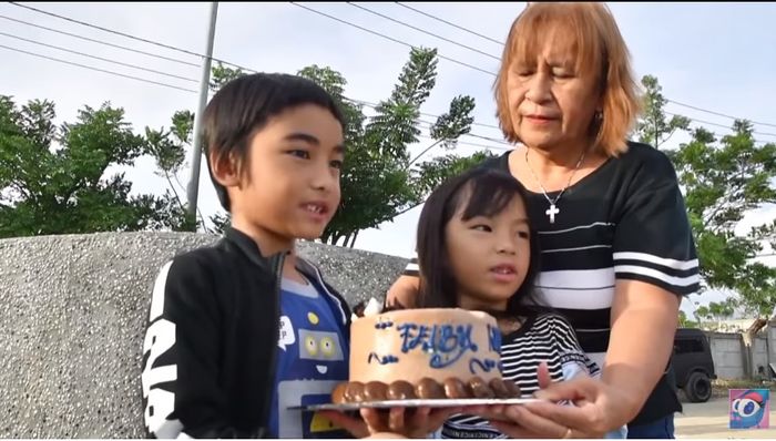 Isreal bawakan kue ulang tahun untuk mama tercinta yang sudah terbatring di pusara