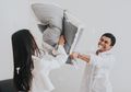 Raditya Dika Unggah Foto Kamar Bulan Madu, Warganet Fokus ke Hal ini