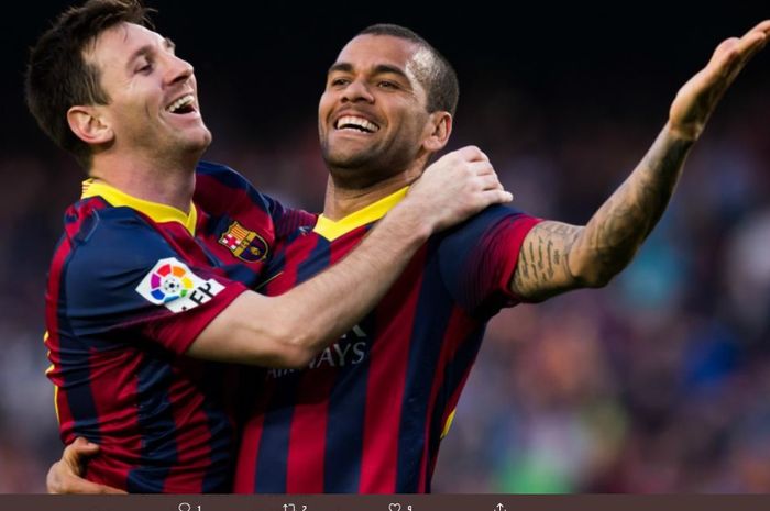 Lionel Messi dan Dani Alves saat masih menjadi rekan setim di Barcelona.