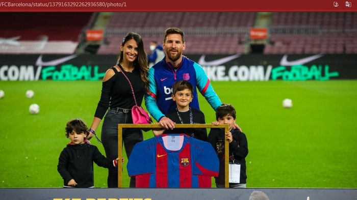 Lionel Messi berpose bersama dengan istrinya, Antonela Roccuzzo, dan ketiga anaknya, Thiago, Ciro, dan Mateo, saat tribute 769 penampilan untuk Barcelona.