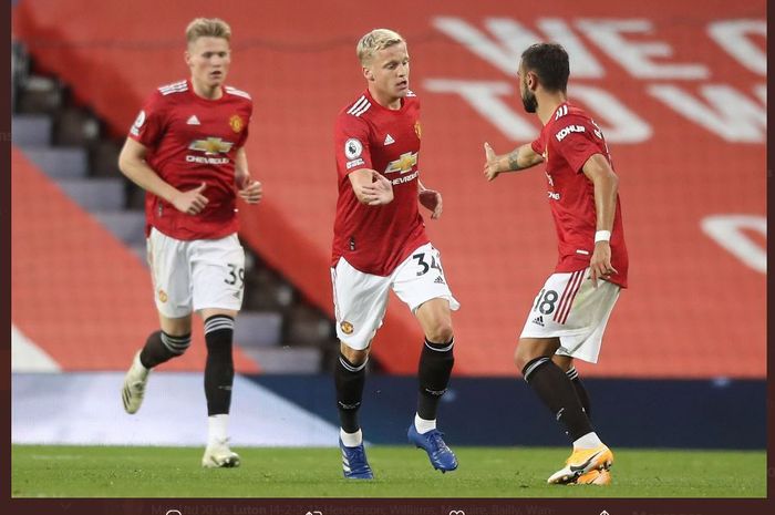 Donny van de Beek (tengah) mencetak gol untuk Manchester United ke gawang Crystal Palace dalam laga perdana mereka di Liga Inggris 2020-2021.