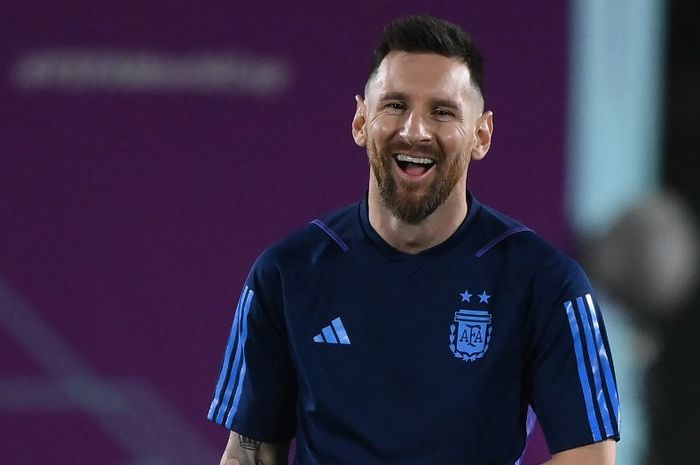 Kapten timnas Argentina, Lionel Messi, tertawa saat menjalani sesi latihan di Qatar University, Sabtu (17/12/2022).