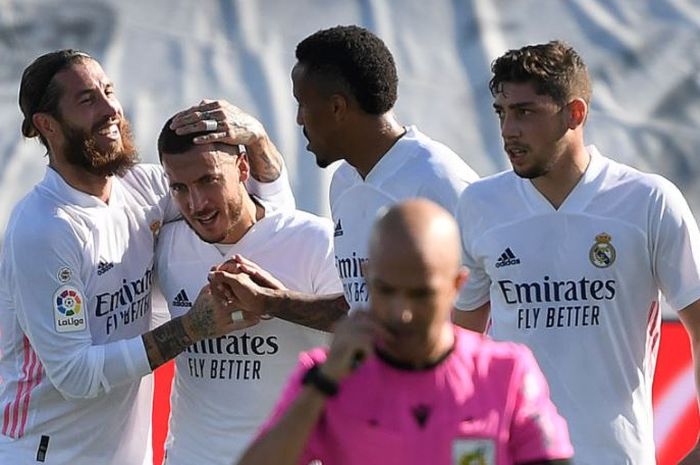 Para pemain Real Madrid merayakan gol Eden Hazard (kedua dari kiri) ke gawang Huesca.