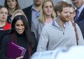 Sweet! Pangeran Harry Gandeng Meghan Markle Saat Tiba di Australia