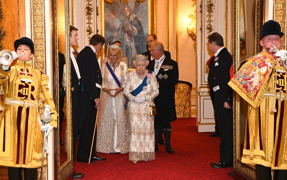 Ratu Elizabeth II dan Camilla.