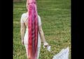 Punya Rambut Sepanjang 120 cm Berwarna Pelangi, Perempuan Ini Buat Orang Terkagum