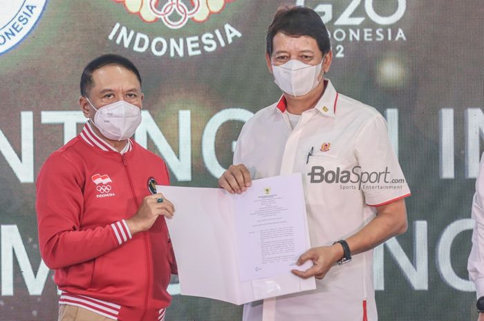 Menteri Pemuda dan Olahraga Republik Indonesia, Zainudin Amali, saat sedang memberikan surat dalam peresmian kontigen Indonesia di SEA Games 2021.