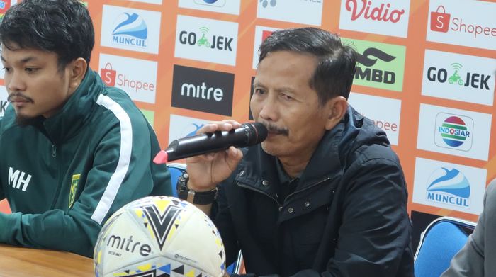 Eks pelatih Persebaya Surabaya, Djadjang Nurdjaman saat menghadiri di pers konferensi pasca laga PSS Sleman VS Persebaya Surabaya di 