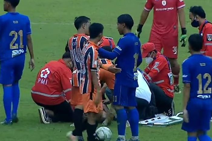 Insiden keras dalam laga PPSM Sakti Magelang vs Persak Kebumen pada matchday perdana Grup D Liga 3 Jawa Tengah 2021.