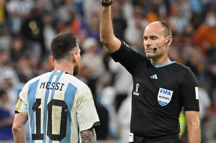 Lionel Messi mendapat akrtu kuning dari wasit Antonio Mateu dalam perempat final Piala Dunia 2022.