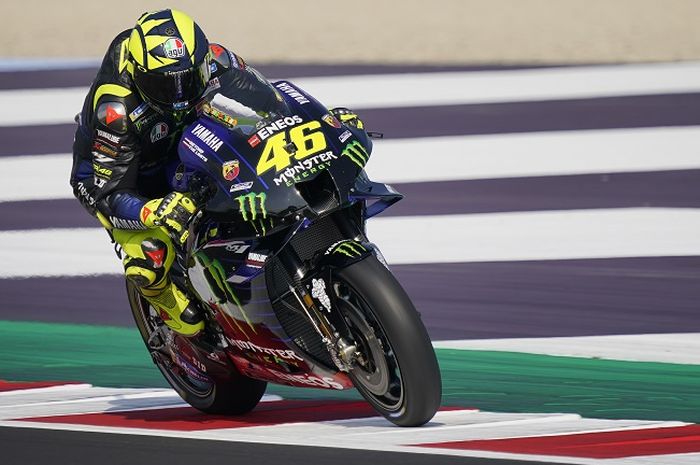 Pembalap Monster Energy Yamaha, Valentino Rossi, saat tampil pada sesi latihan bebas MotoGP Emilia Romagna di Sirkuit Misano, Italia, 18 September 2020.
