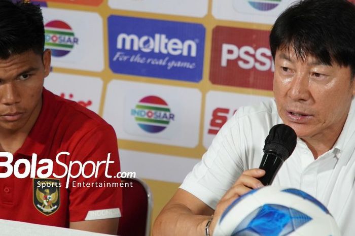 Pelatih timnas U-19 Indonesia, Shin Tae-yong, bersama kiper Cahya Supriadi dalam jumpa pers usai laga melawan Thailand di Piala AFF U-19 2022, Rabu (6/7/2022) di Stadion Patriot Candrabhaga, Bekasi.