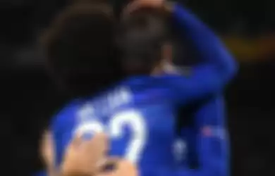 Alvaro Morata memeluk Willian usai mencetak gol ke gawang MOL Vidi