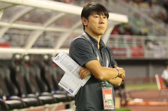 Shin Tae-yong saat memimpin laga timnas U-20 Indonesia vs Vietnam di Kualifikasi Piala Asia U-20 2023.