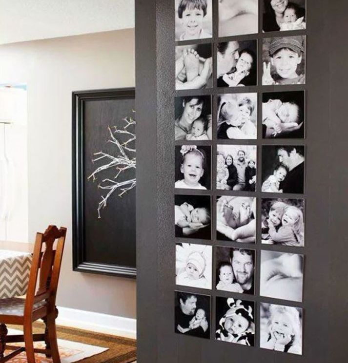 Pajang foto keluarga berwarna hitam putih pada dinding.