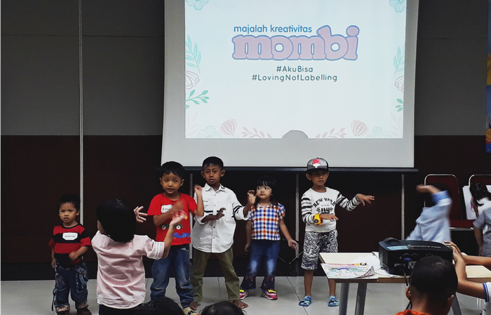 Si Kecil sedang latihan menari 'I Love You Mama' dalam acara Coaching Clinic #LovingNotLabelling