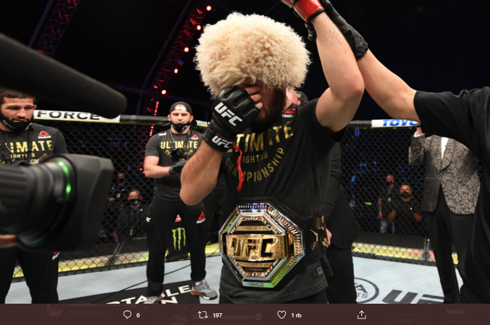 Petarung kelas ringan UFC, Khabib Nurmagomedov, menangis setelah menjadi pemenang pada ajang UFC 254, Minggu (25/10/2020).