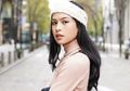Gaya Kasual ala Maudy Ayunda dengan Rekomendasi Rok Mini Terjangkau