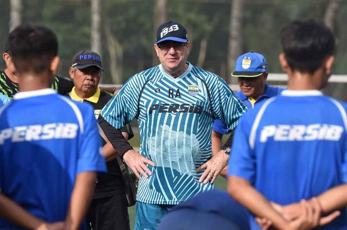 Pelatih Robert Alberts saat memimpin sesi latihan terakhir Persib di Lembang, Jumat (31/1/2020). 