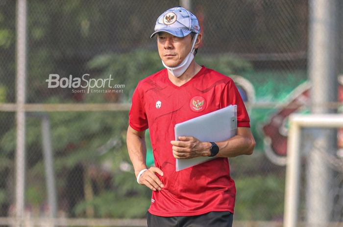 Pelatih timnas Indonesia, Shin Tae-yong, sedang mengamati para pemainnya dalam sesi latihan di Lapangan G (Panahan), Senayan, Jakarta, 2 Oktober 2021.