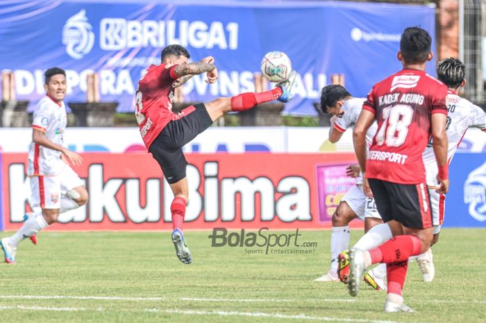 Suasana laga pekan ke-21 Liga 1 2021 antara Bali United versus Borneo FC di Stadion Gelora Ngurah Rai, Bali, 29 Januari 2022.