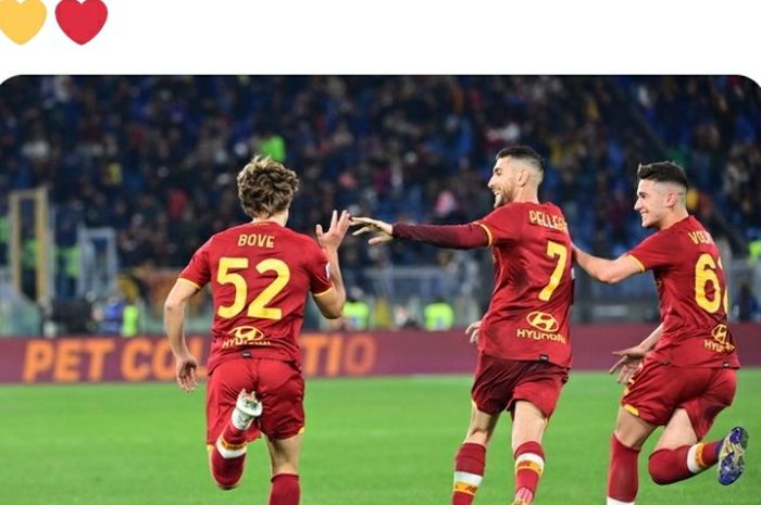 Pemain AS Roma, Lorenzo Pellegrini, bersama dua remaja pencetak gol ke gawang Hellas Verona, Cristian Volpato dan Edoardo Bove, pada laga Liga Italia di Stadion Olimpico, Sabtu (19/2/2022).