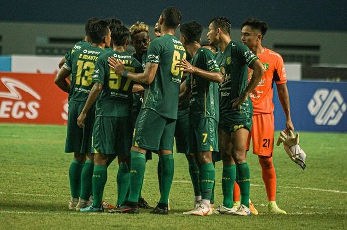 Skuad Persebaya Surabaya memompa semangat jelang pertandingan di Liga 1 2021.