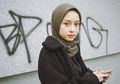 Gaya Hijab Kasual ala Gita Savitri Dengan Outer yang Mudah Ditiru