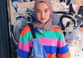 Style Baju Hijab Santai dengan Outfit Colorful ala Selebgram Tasya Kissty