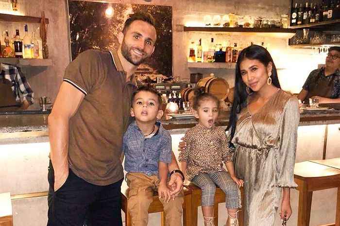 Momen kebersamaan pemain Bali United, Ilija Spasojevic, bersama sang istri, Lelhy Arief, dan dua anaknya saat berwisata di Bali.