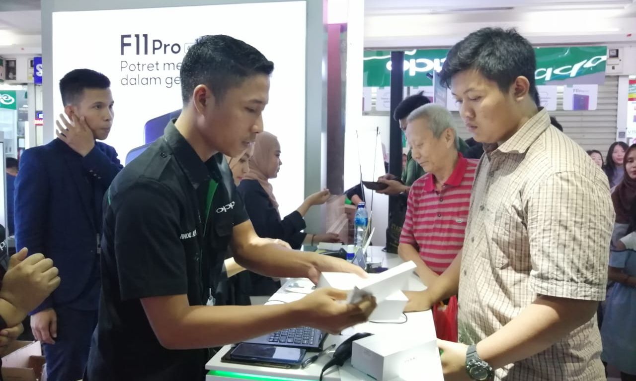 Suasana Pembelian OPPO F11 Pro di ITC Roxy