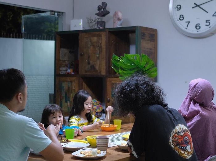 Hanung dan Zaskia sahur bersama ketiga anak mereka