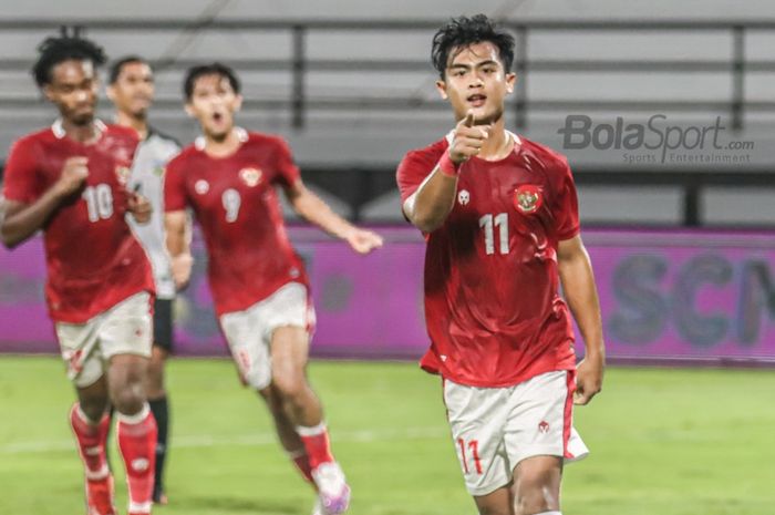 Pratama Arhan (kanan) melakukan selebrasi seusai mencetak gol untuk timnas Indonesia  di Stadion Kapten I Wayan Dipta, Gianyar, Bali, 27 Januari 2022.