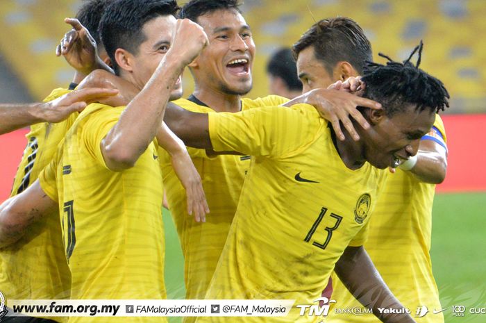 Para pemain timnas Malaysia berselebrasi saat mencetak gol ke gawang Thailand dalam lanjutan pertandingan Grup G kualifikasi Piala Dunia 2022 zona Asia di Stadion Nasional Bukit Jalil, Kuala Lumpur, Kamis (14/11/2019).