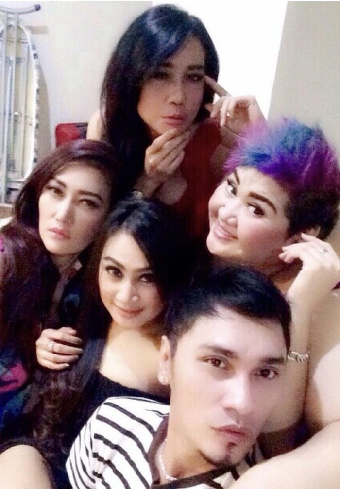 Pretty Asmara bersama sahabatnya