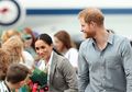 Lucu! Begini 5 Momen Seru Tur Pangeran Harry dan Meghan Markle