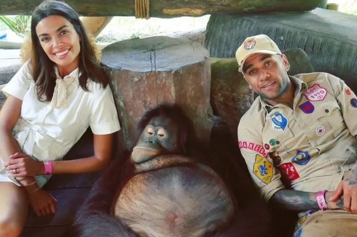 Dani Alves dan kekasihnya Joana Sanz tengah berpose dengan monyet kala menikmati liburannya di Bali, Indonesia.