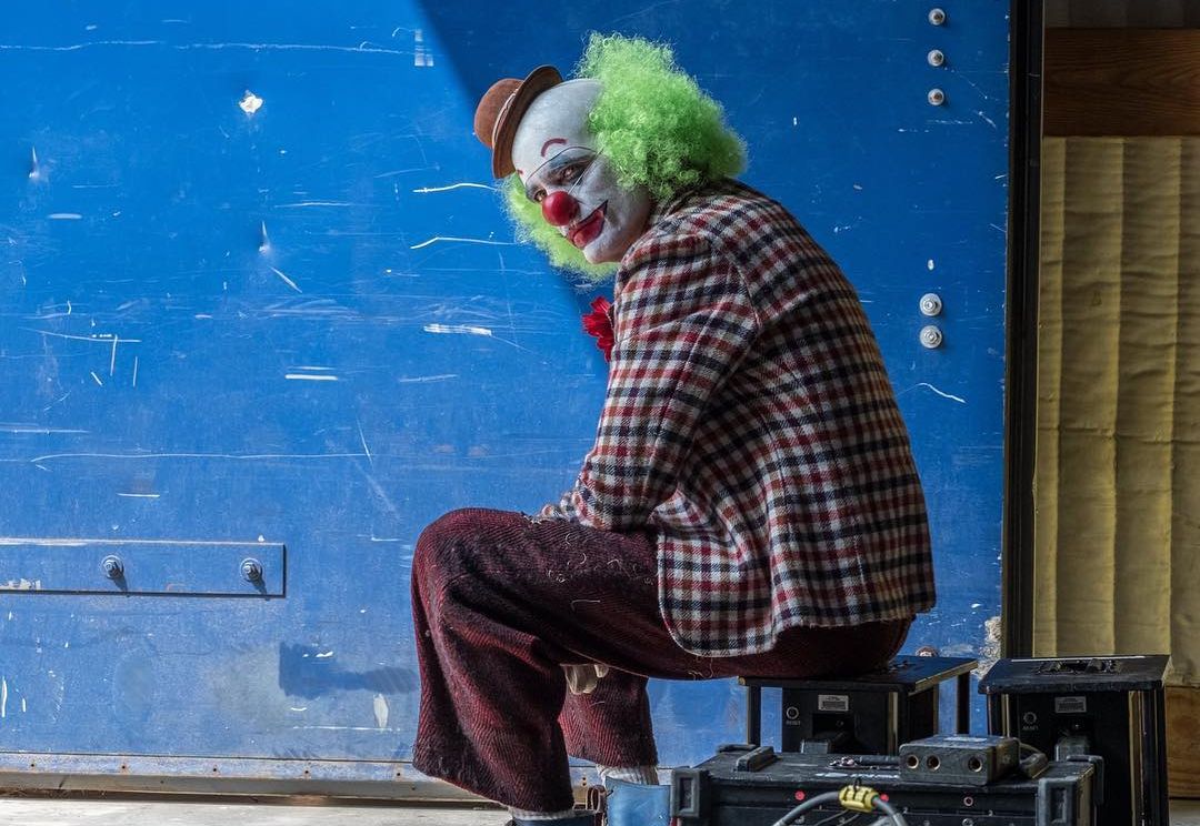 Joaquin Phoenix kenakan kostum badut dalam film Joker
