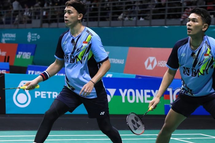 Ganda putra Indonesia, Fajar Alfian/Muhammad Rian Ardianto, saat bertanding pada babak pertama Malaysia Open 2023 di Axiata Arena, Kuala Lumpur, Selasa (10/1/2023).