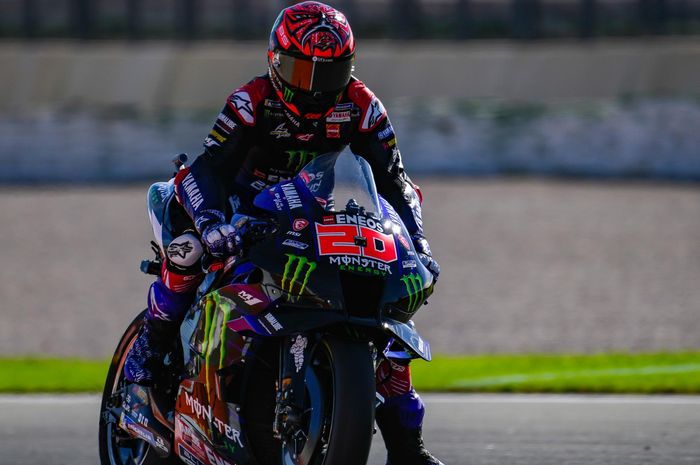 Pembalap Monster Energy Yamaha, Fabio Quartararo di sesi latihan bebas hari Jumat pada  MotoGP Valencia 2022