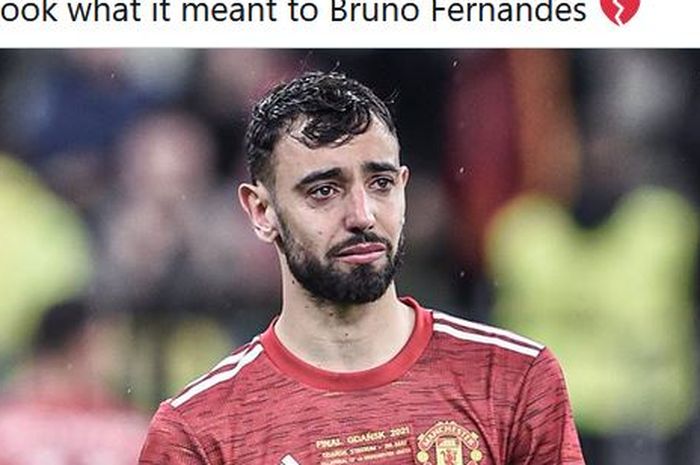 Gelandang Manchester United, Bruno Fernandes, menangis usai timnya dikalahkan Villarreal dalam laga final Liga Europa di Stadion Gdansk, Rabu (26/5/2021).