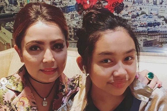 Nongkrong Bareng Putrinya yang Tumbuh Remaja, Penampilan Mayangsari dan Khirani Trihatmodjo Bak Kakak Adik