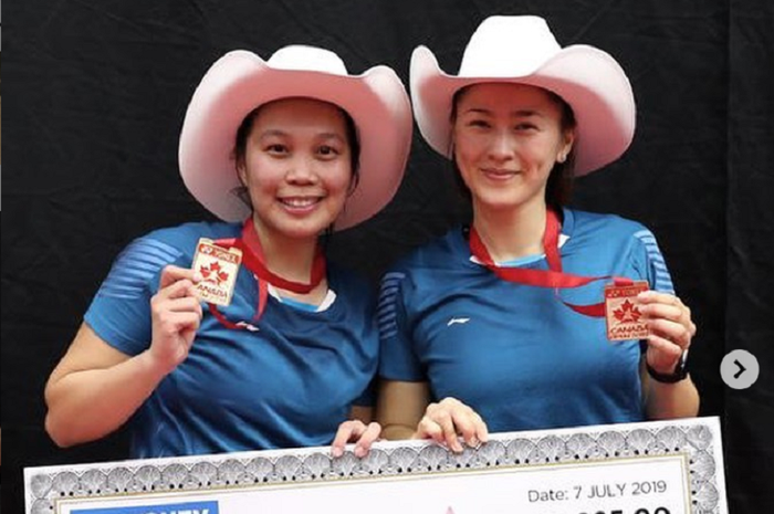 Gronya Somerville (kanan) dan Setyana Mapasa usai menjuarai nomro ganda putri pada Canada Open 2019, di Markin-MacPhail Centred, Kanada,  Minggu (7/7/2019).