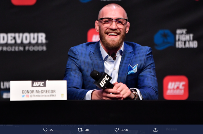 Conor McGregor saat menghadiri  konferensi pers pra-event UFC 257 di Abu Dhabi, UEA, Kamis (21/1/2021).