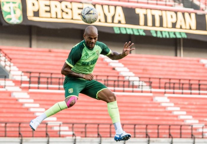 Penyerang Persebaya David da Silva menyundul bola dalam sesi latihan resmi jelang laga lanjutan Liga 1 2019, Kamis (10/10/2019).