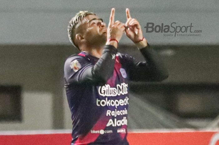 Striker RANS Cilegon FC, Cristian Gonzales, nampak melakukan selebrasi seusai mencetak satu gol dalam laga babak delapan besar Liga 2 2021 di Stadion Pakansari, Bogor, Jawa Barat, 15 Desember 2021.