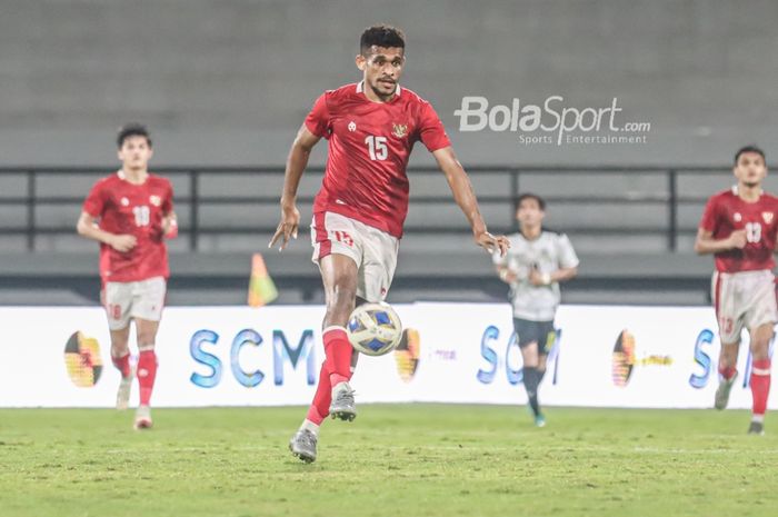 Gelandang timnas Indonesia, Ricky Kambuaya, sedang menendang bola di Stadion Kapten I Wayan Dipta, Gianyar, Bali, 27 Januari 2022.